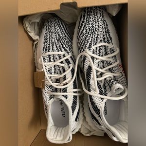 adidas Yeezy Boost 350 V2
Zebra (2017/2022/2023) new